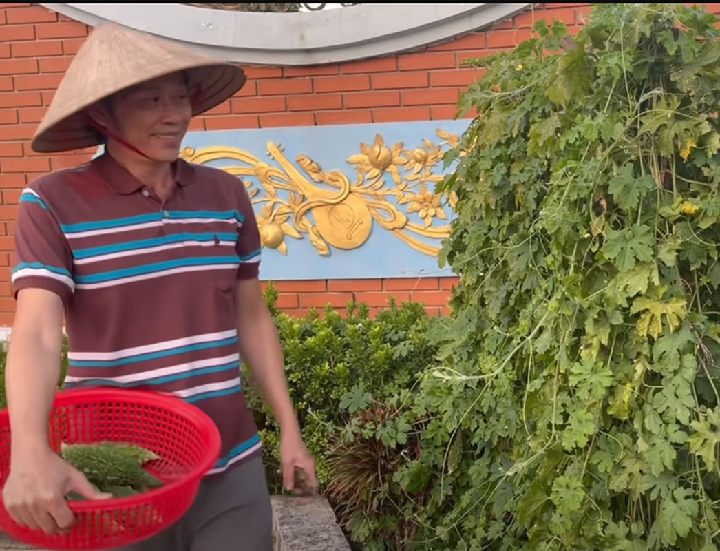 Cuoc song cua Hoai Linh trong nha tho To nghiep tram ty-Hinh-6