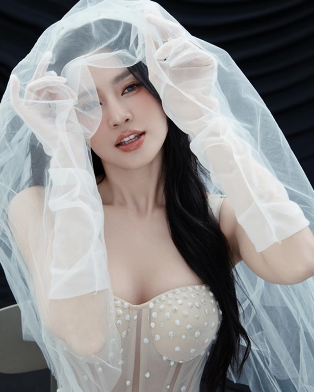 Ninh Duong Lan Ngoc wears a more beautiful wedding dress than her 