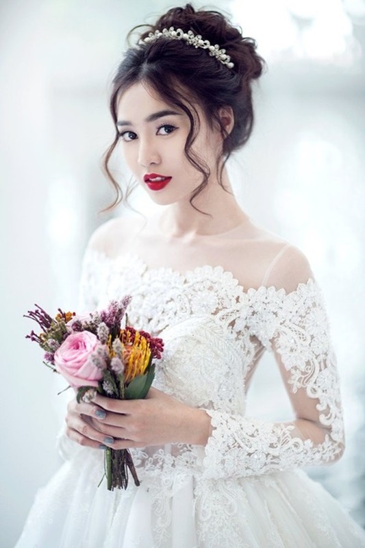 Ninh Duong Lan Ngoc wears a more beautiful wedding dress than her 