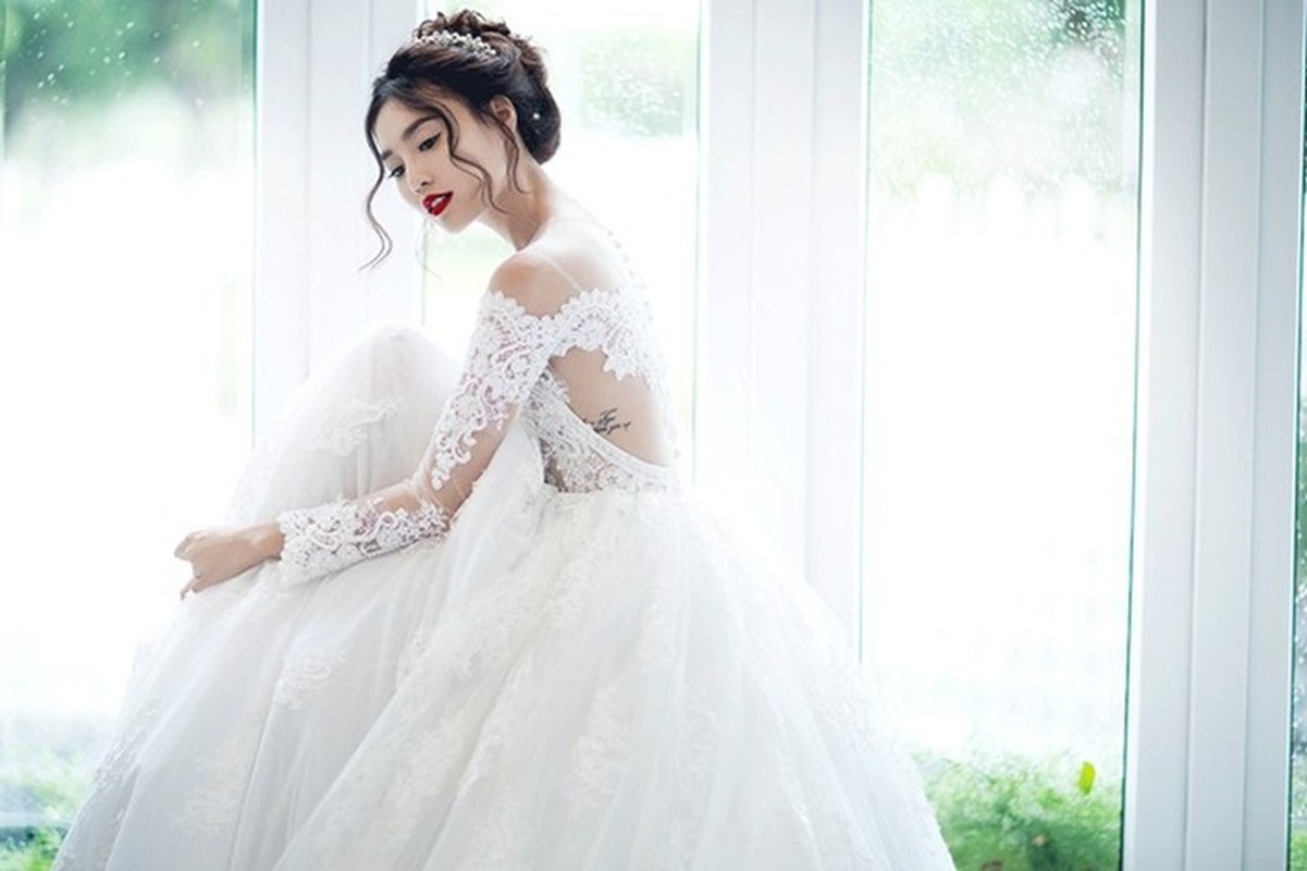 Ninh Duong Lan Ngoc wears a more beautiful wedding dress than her 