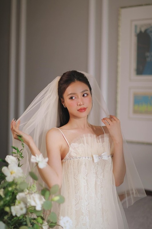 Ninh Duong Lan Ngoc wears a more beautiful wedding dress than her 