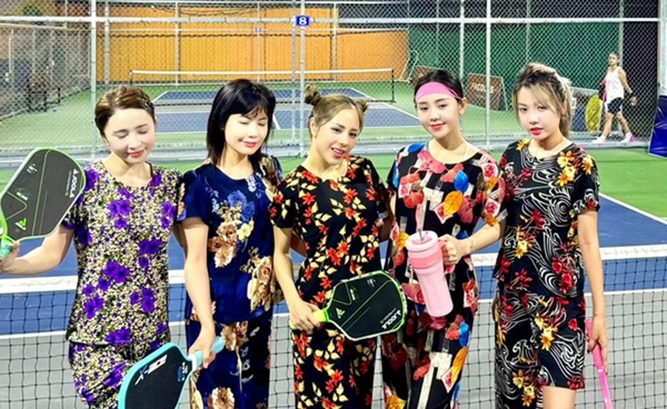 Quynh Nga, Quynh Kool wear sleeping bags to practice pickleball-Picture-3