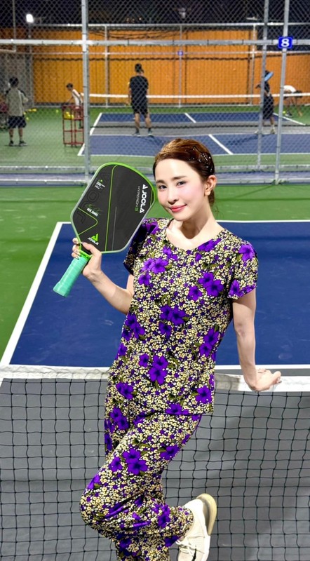 View - 	Quỳnh Nga Quỳnh Kool mặc đồ ngủ đi tập pickleball 