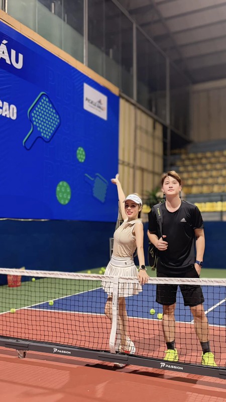 Quynh Nga, Quynh Kool wear black pants to practice pickleball-Picture 9