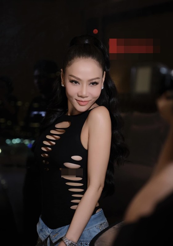 Thu Minh wears a magazine to show off her sexy body at the age of 47-Picture-7