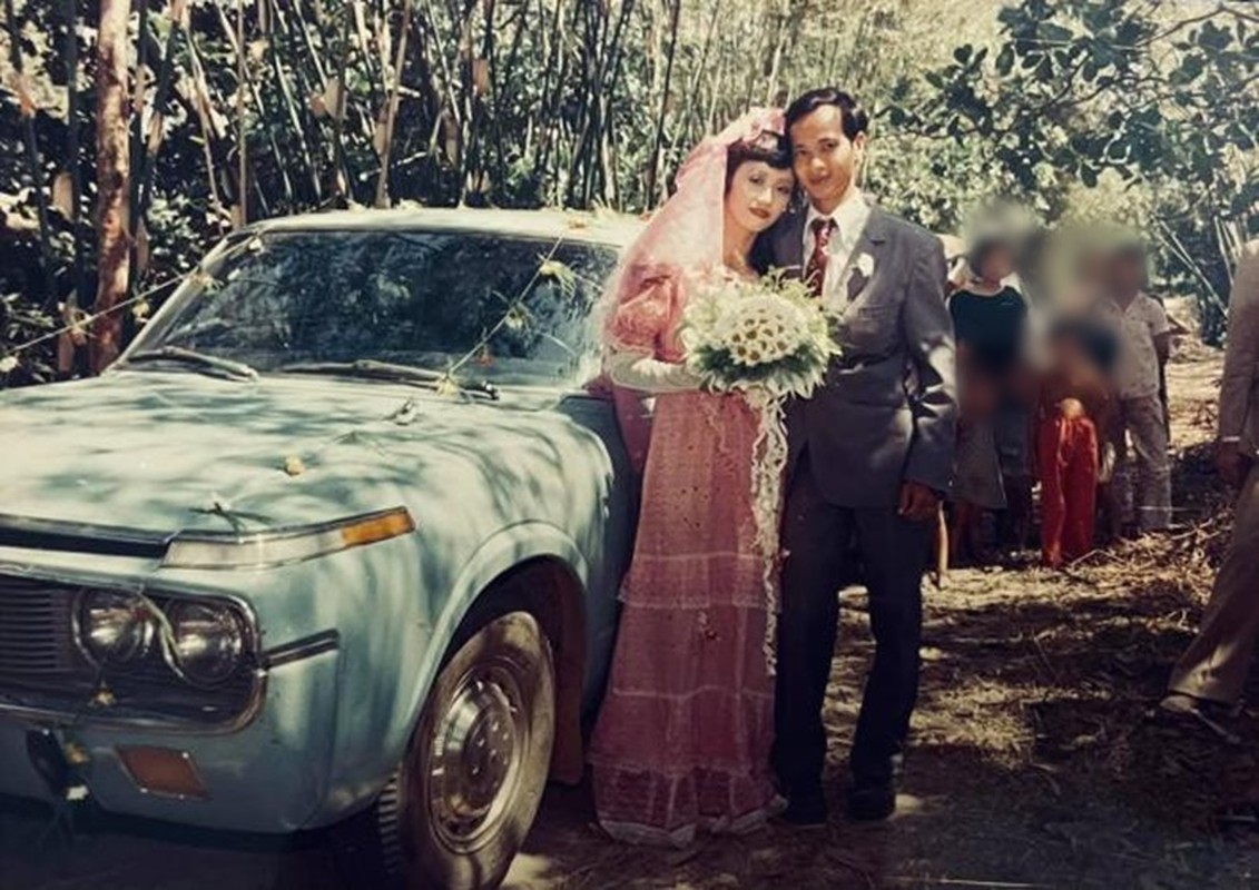 Vietnamese stars show off their parents' wedding photos from the past - Image - 4