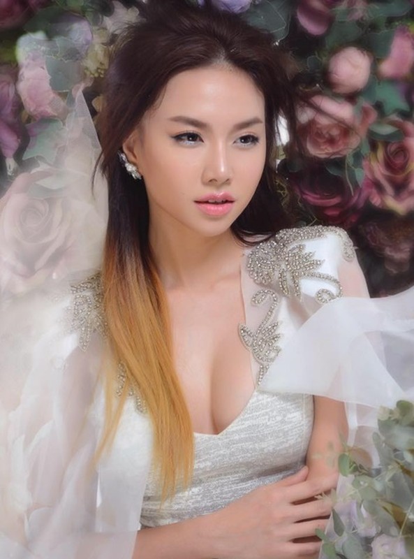 Dinh Ngoc Diep's wedding dress after getting married - Picture 4