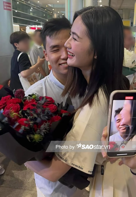 Boyfriend shows affection for Miss Y Nhi during long distance relationship - Photo - 4