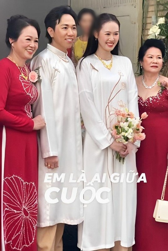 Anh Duc and his 12-year-old wife wearing gold necklaces at the wedding ceremony - Photo 4