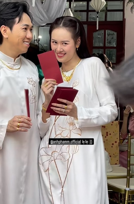 Anh Duc and his 12-year-old wife wearing gold necklaces at the wedding ceremony - Photo 5