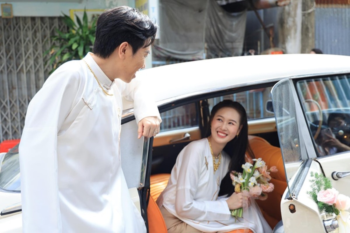 Anh Duc and his 12-year-old wife wearing gold necklaces at the wedding ceremony - Photo 7