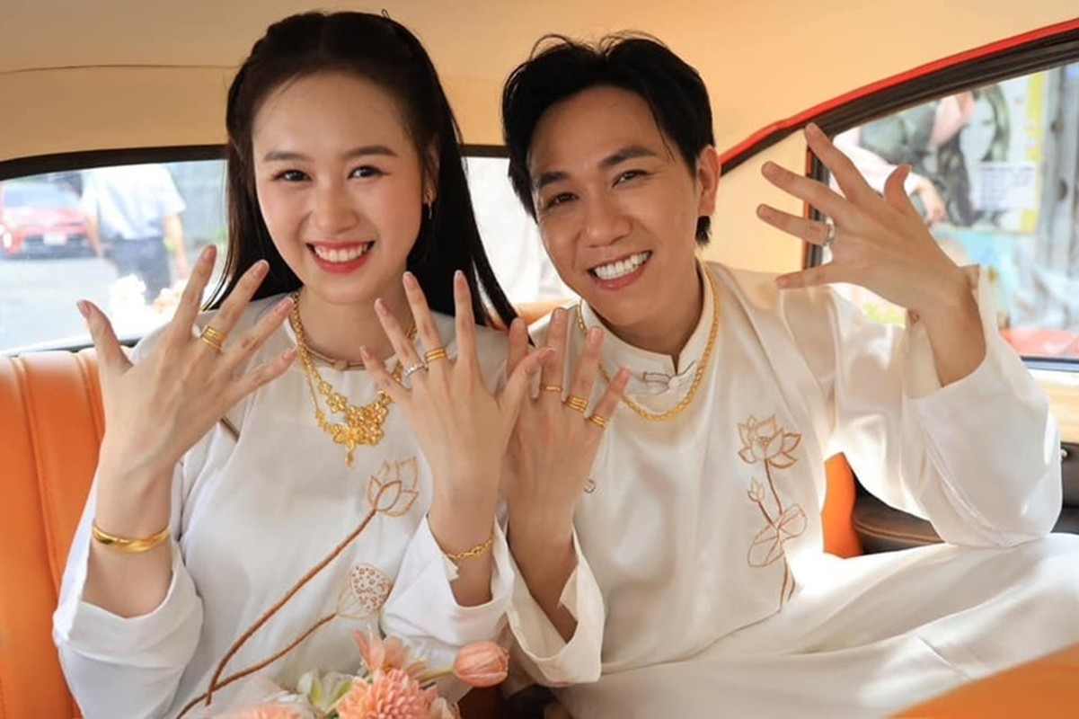 Anh Duc and his 12-year-old wife wearing gold necklaces at the wedding ceremony - Photo 8