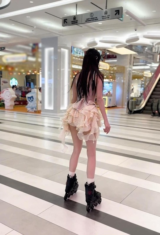 Ngoc Trinh criticized for wearing short dress, roller skating at shopping mall - Photo 4