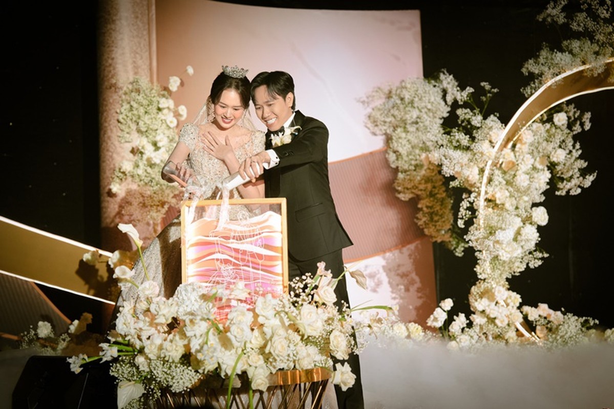 Tran Thanh burst into tears at Anh Duc's wedding - Photo 10