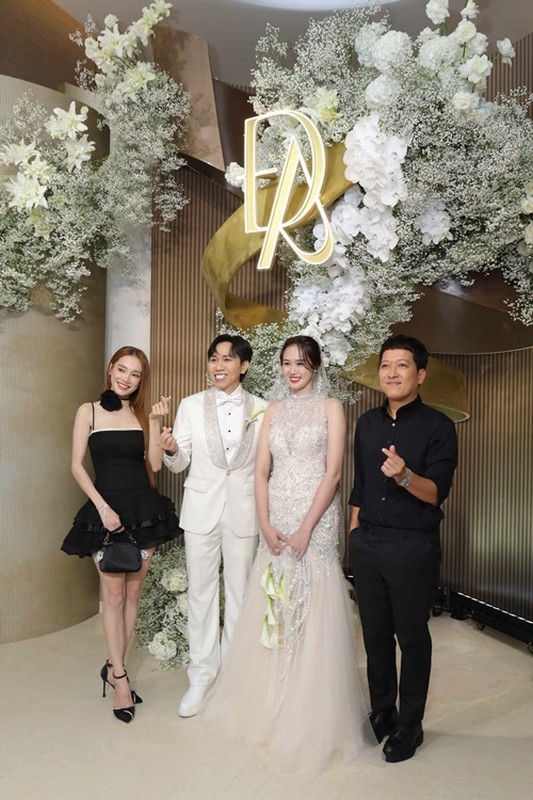 Tran Thanh burst into tears at Anh Duc's wedding - Picture 5