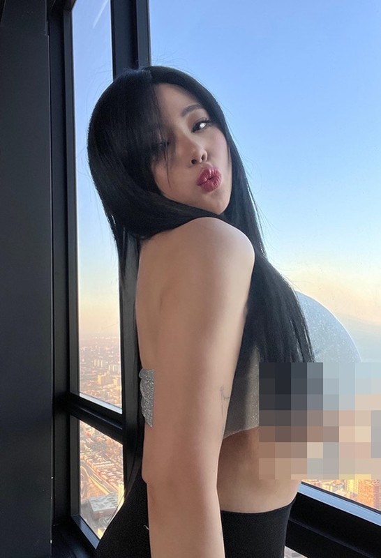 View - 	Hot girl xăm trổ mặc hở táo bạo khoe vòng một nặng trĩu