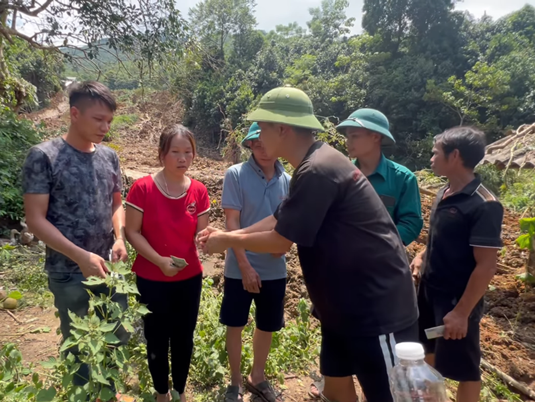 Ho Hoai Anh - Hong Dang den vung lu ho tro ba con-Hinh-2