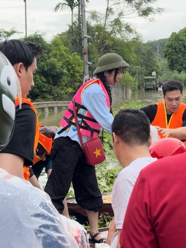 View - 	Hồ Hoài Anh Hồng Đăng đến vùng lũ hỗ trợ bà con