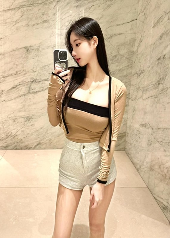 View - 	Hot girl diện đồ tập khoe body thiêu đốt ánh nhìn khi xuống phố