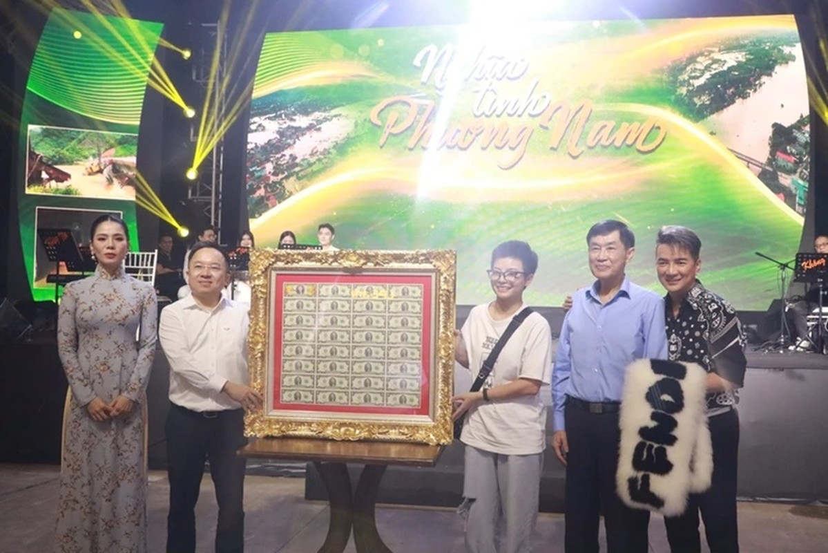 Tang Thanh Ha's husband bid for Mr. Dam's scarf for 500 million - Photo 4