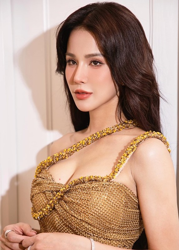 Chong cu gui lai Diep Lam Anh buc tranh sau khi thang dau gia-Hinh-8