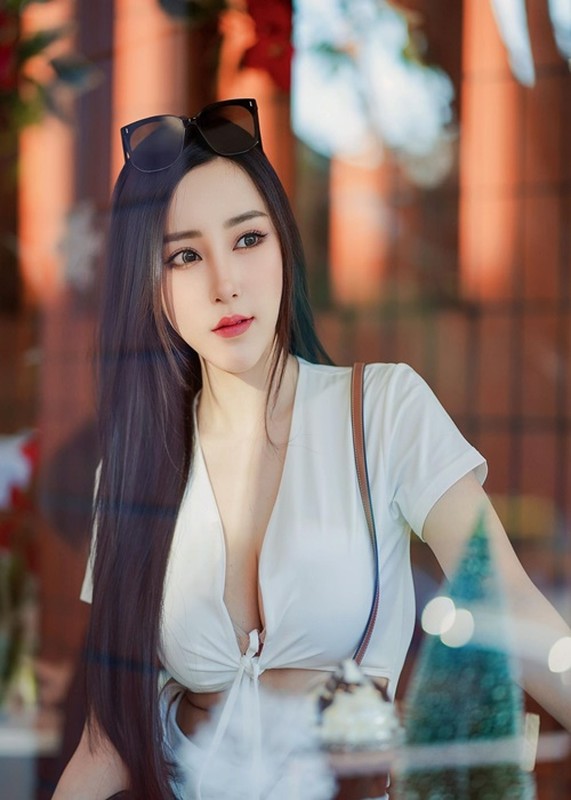 View - 	Hot girl Thái Lan chuộng phong cách không nội y lộ vòng một