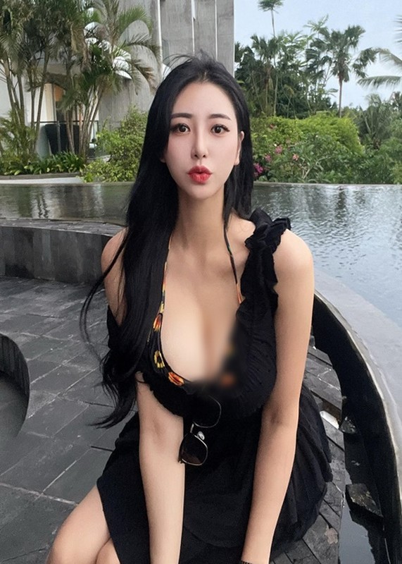 View - 	Hot girl siêu vòng một mặc kín hay hở đều gây chú ý