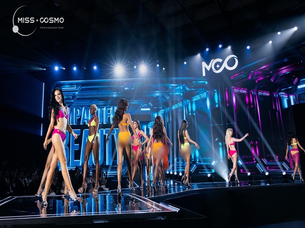 View - 	Khoảnh khắc té ngã của mỹ nhân Ukraine ở Miss Cosmo 2024