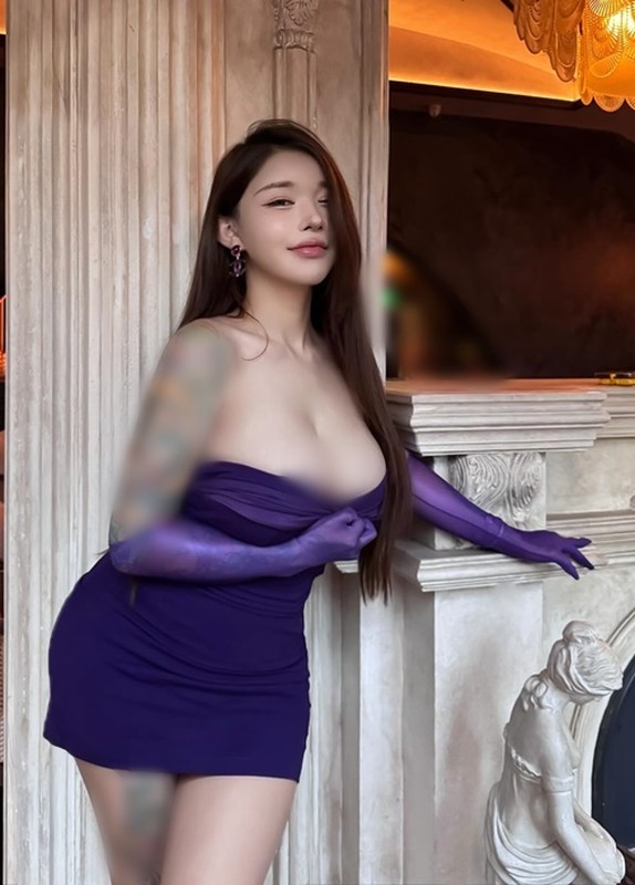 View - 	Hot girl siêu vòng một xăm kín người mê diện đồ bó sát