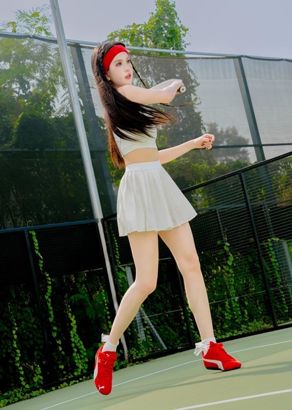 Ngoc Trinh va dan my nhan dien do khoe dang tren san pickleball