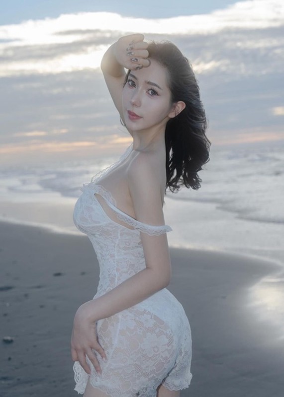 Hot girl dien mot ao giau quan, thuong xuyen bi chup len tren duong-Hinh-10