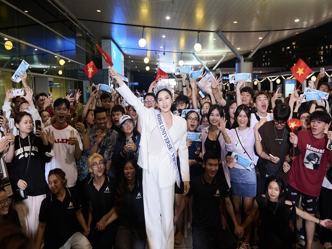 View - 	Kỳ Duyên được fan vây kín ở sân bay khi đi thi Miss Universe 