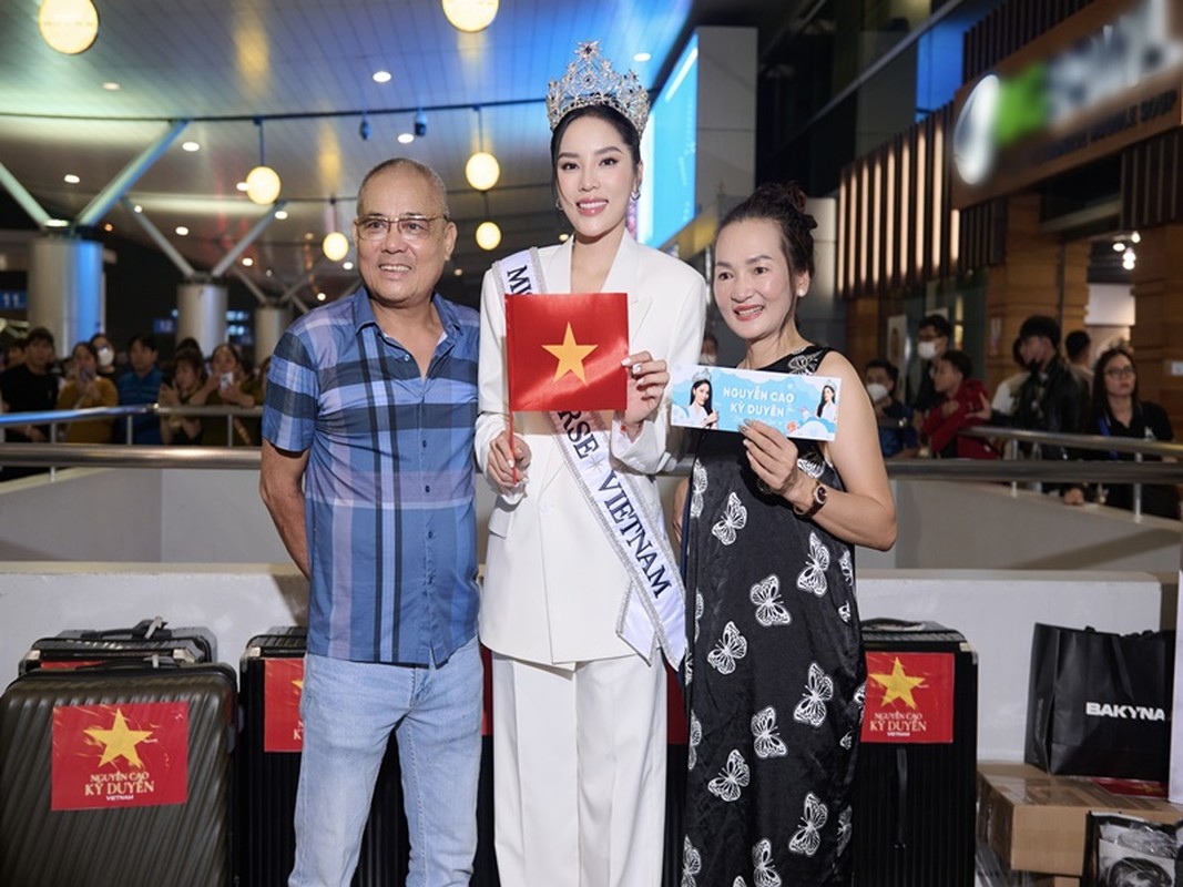 View - 	Kỳ Duyên được fan vây kín ở sân bay khi đi thi Miss Universe 