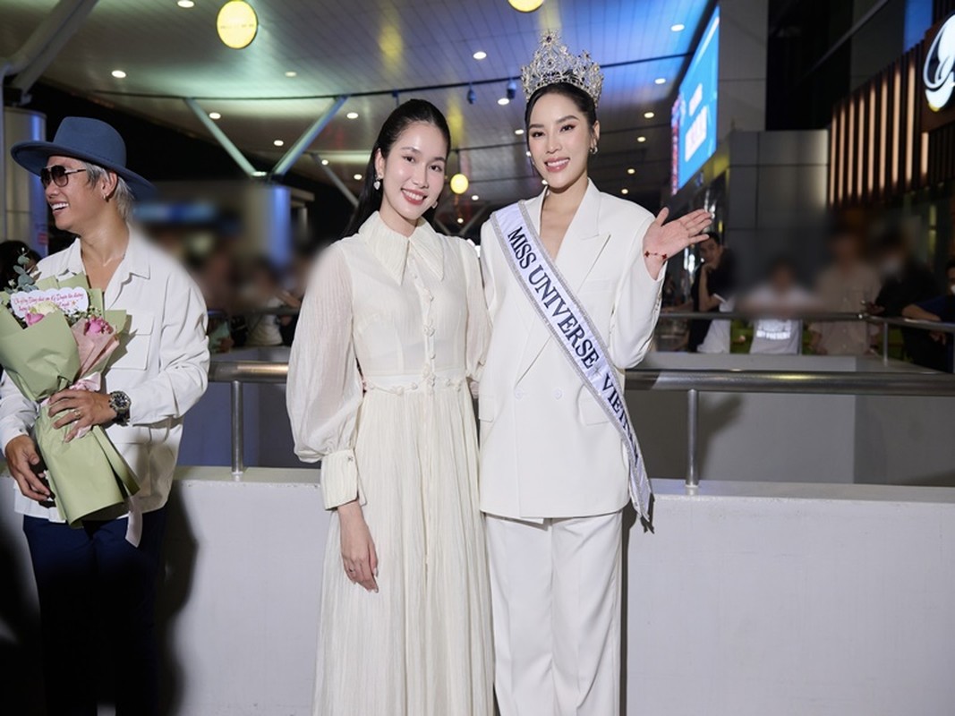 Ky Duyen duoc fan vay kin o san bay khi di thi Miss Universe-Hinh-5