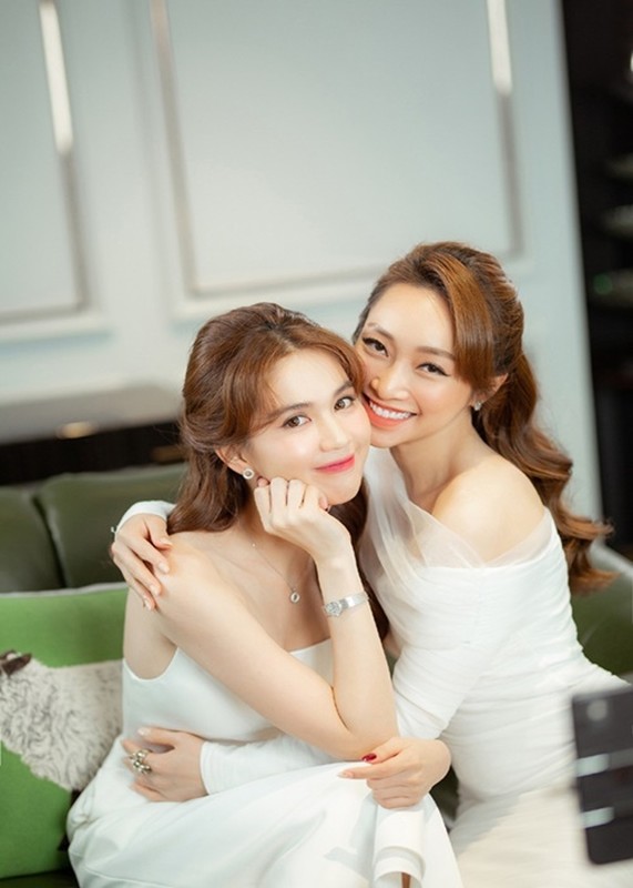 Moi quan he giua Ngoc Trinh va Ly Thuy Chang sau nhieu nam