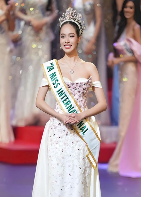 Bao quoc te ram ro dua tin Thanh Thuy dang quang Miss International 2024-Hinh-5