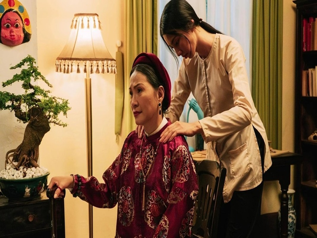 Hai vai dien cua Hoa hau Thuy Tien truoc lum xum-Hinh-3