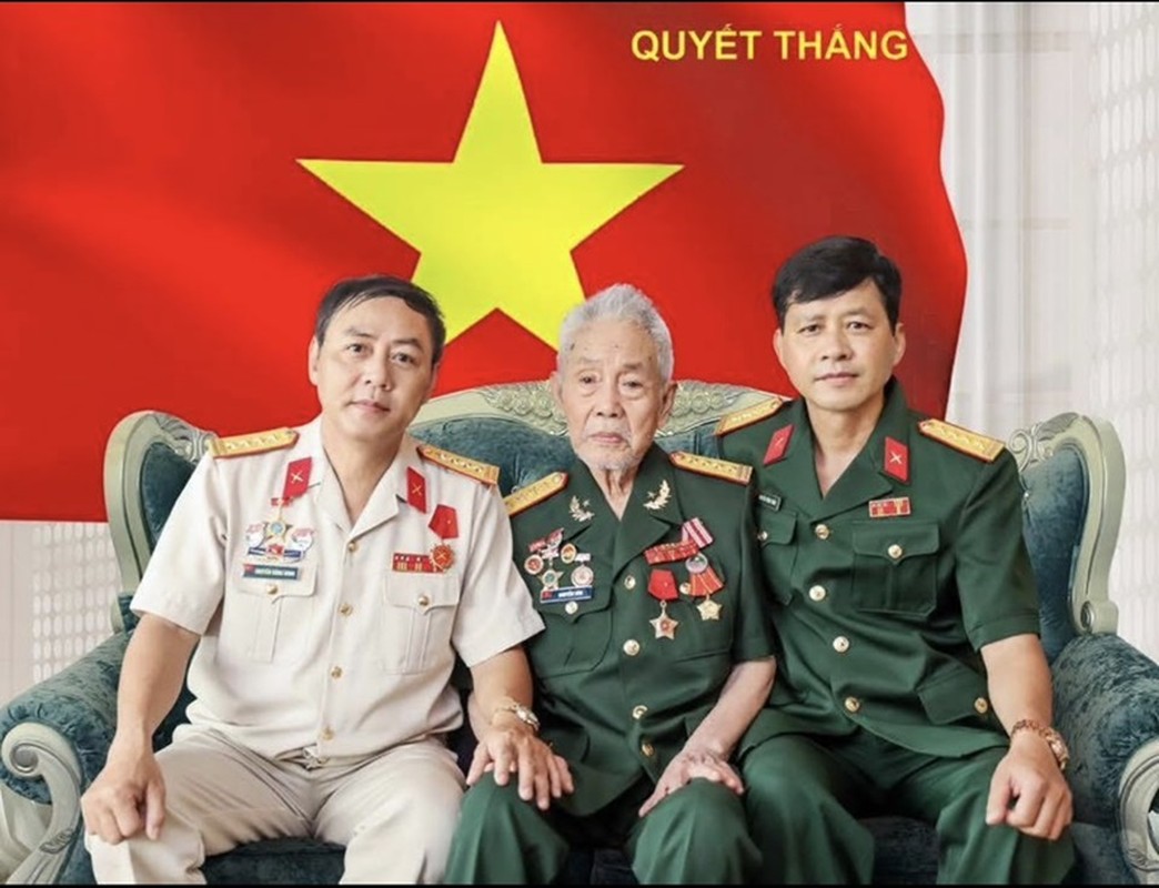 Chi Pu khoe nhieu thanh vien trong gia dinh la quan nhan