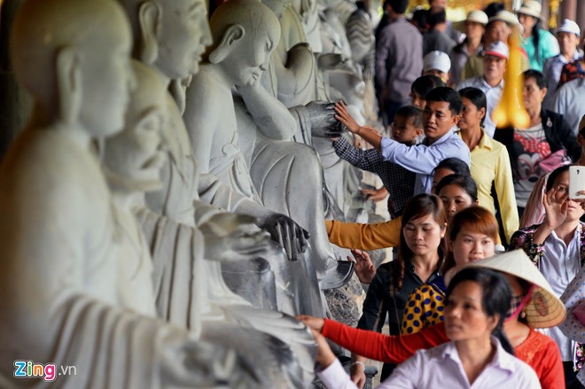 500 tuong o Bai Dinh den bong vi du khach thich...so-Hinh-4