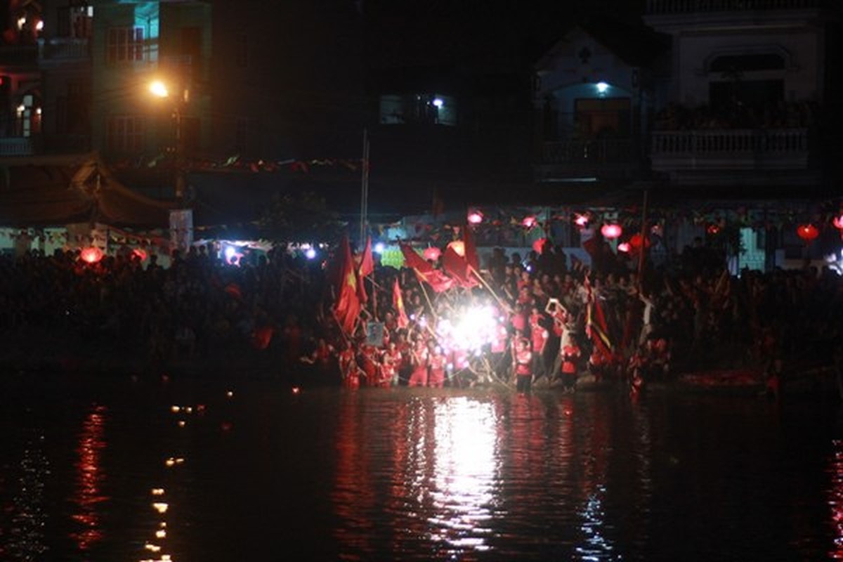 Chiem nguong thuyen dua khuay dong song Pheo trong dem-Hinh-10