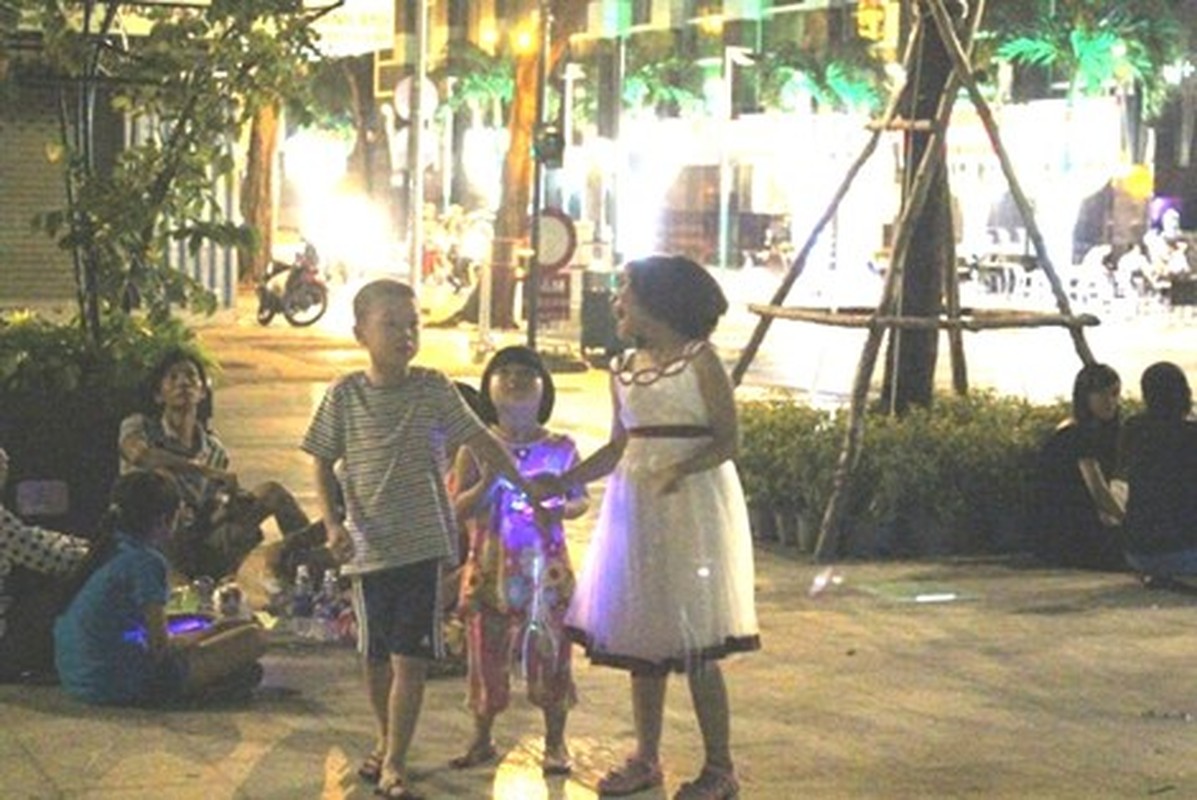 Pho di bo Nguyen Hue hoanh trang co gi luc 0h?-Hinh-4