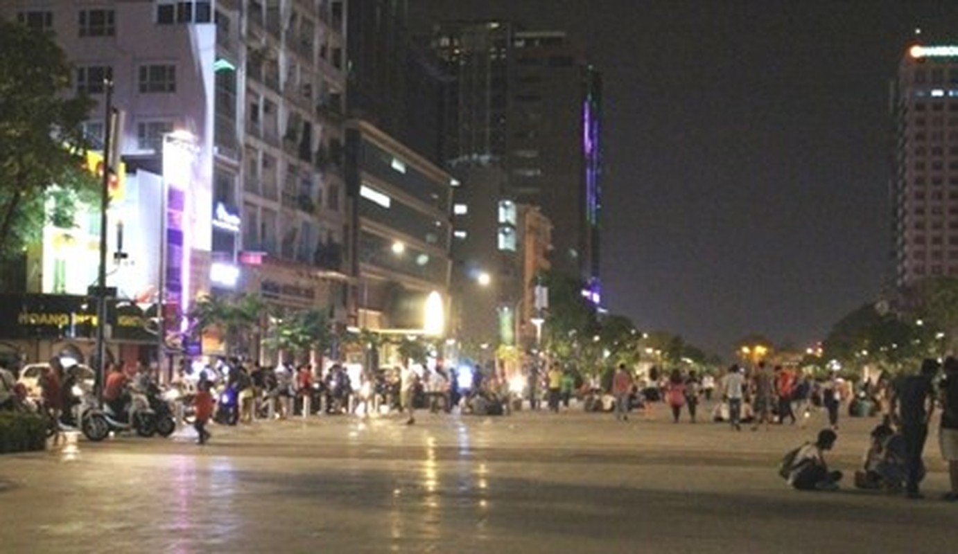 Pho di bo Nguyen Hue hoanh trang co gi luc 0h?-Hinh-6