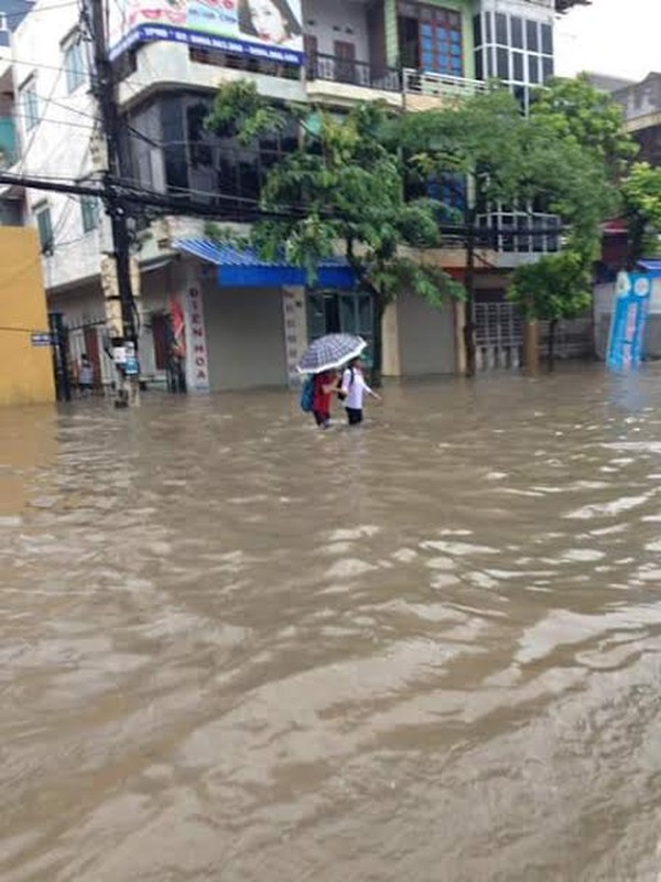 Anh: Mua ngap nhieu thanh pho, co noi ngang that lung-Hinh-6