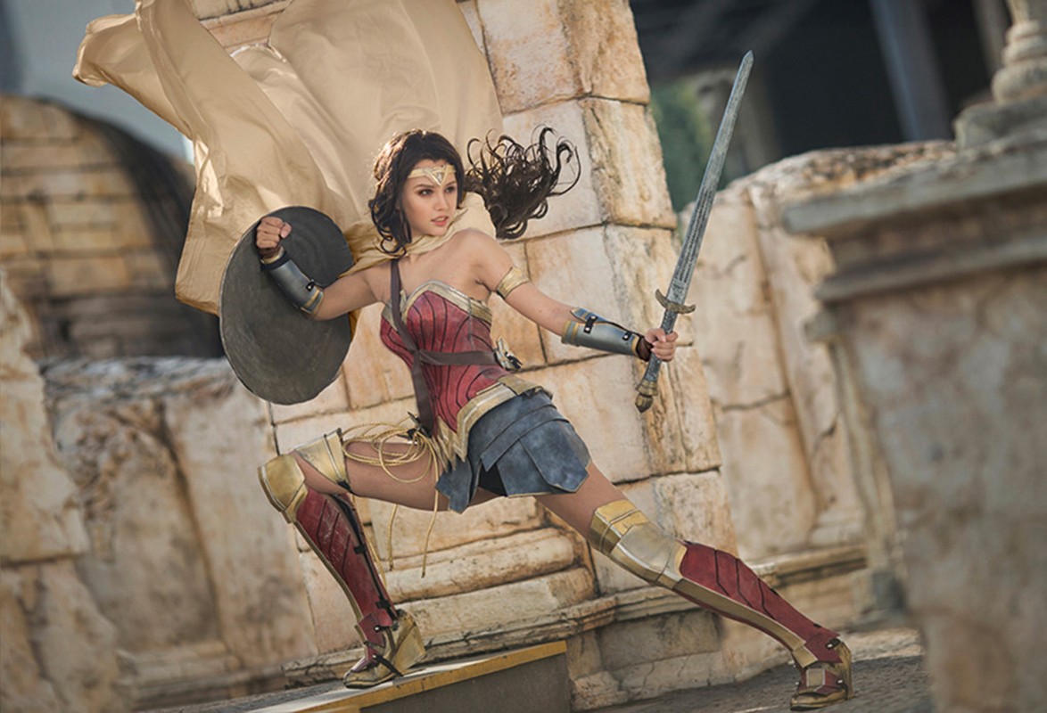Ngo ngang co gai cosplay Wonder Woman dep khong kem ban goc-Hinh-4