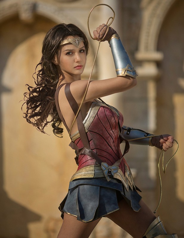 Ngo ngang co gai cosplay Wonder Woman dep khong kem ban goc-Hinh-5