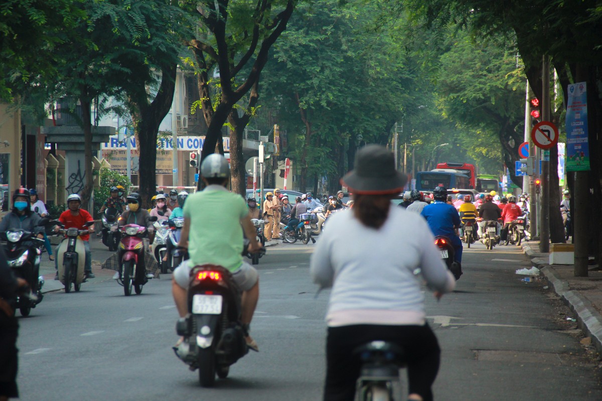 Phong toa khu trung tam Sai Gon, hang tram canh sat dien tap quy mo lon-Hinh-10