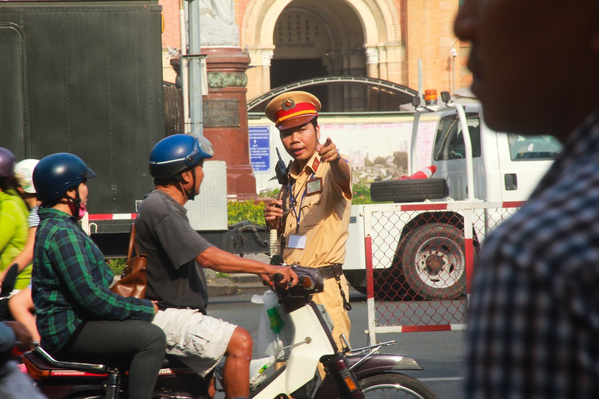 Phong toa khu trung tam Sai Gon, hang tram canh sat dien tap quy mo lon-Hinh-5