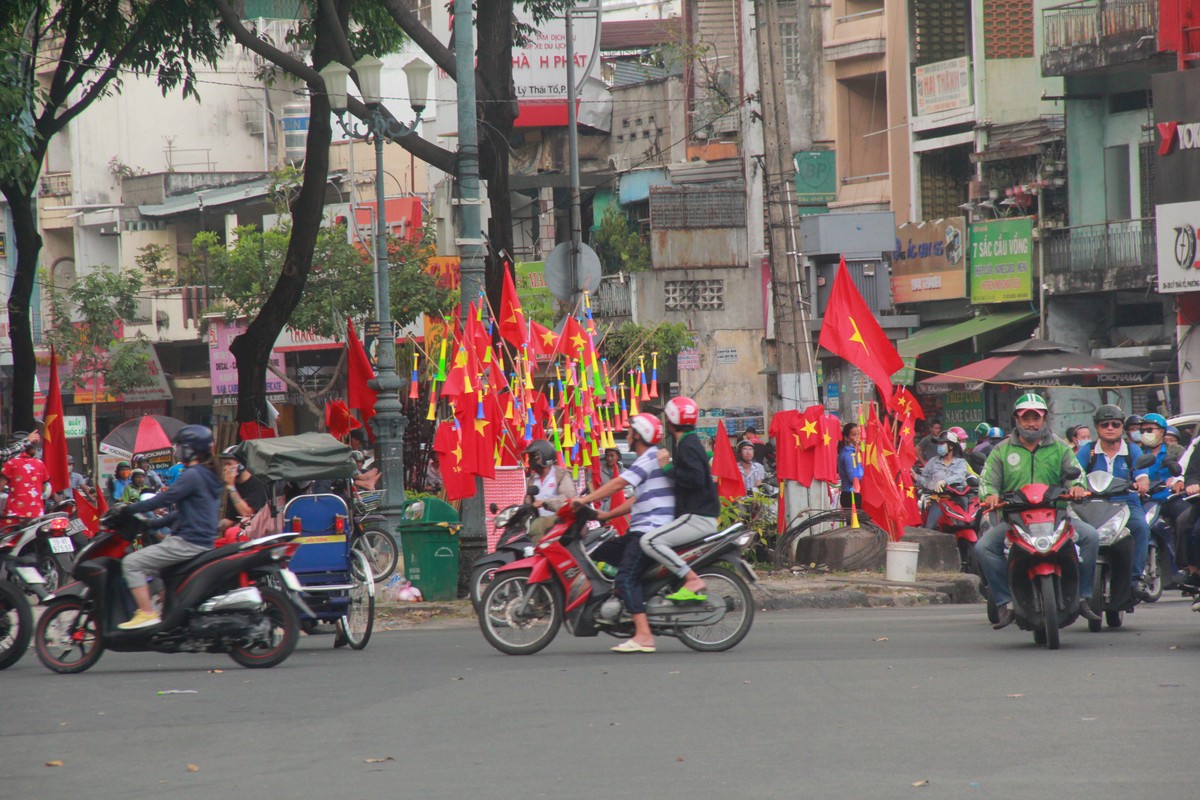 Ruc troi co do sao vang khap pho Sai Gon truoc tran chung ket U22 Viet Nam - U22 Indonesia-Hinh-16