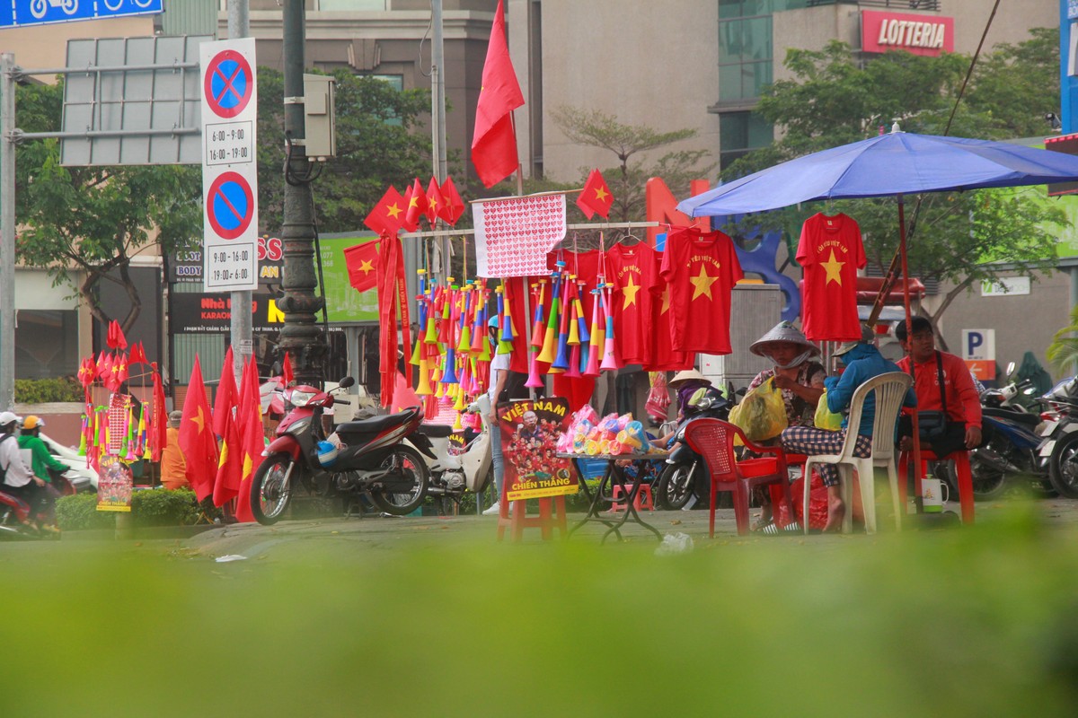 Ruc troi co do sao vang khap pho Sai Gon truoc tran chung ket U22 Viet Nam - U22 Indonesia-Hinh-4