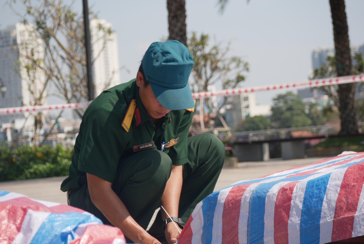 Kham pha tran dia phao hoa o khu nha giau Sai Gon don Tet Duong lich 2020-Hinh-8